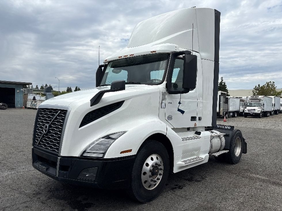 Day Cab Tractor-Heavy Duty Tractors-Volvo-2019-VNL42300-West Sacramento-CA-298,964\n\t\tmiles-$ 35,250 - Image 3