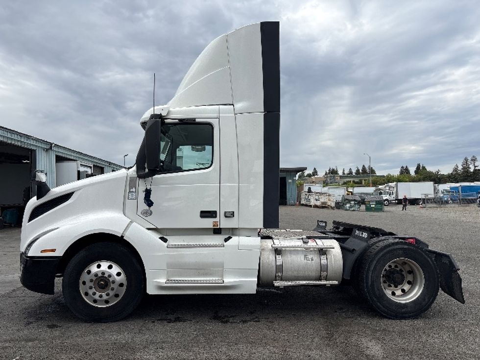 Day Cab Tractor-Heavy Duty Tractors-Volvo-2019-VNL42300-West Sacramento-CA-298,964\n\t\tmiles-$ 35,250 - Image 4