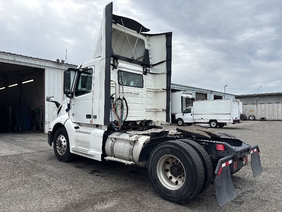 Day Cab Tractor-Heavy Duty Tractors-Volvo-2019-VNL42300-West Sacramento-CA-298,964\n\t\tmiles-$ 35,250 - Image 5