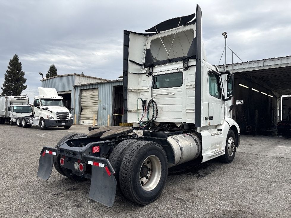 Day Cab Tractor-Heavy Duty Tractors-Volvo-2019-VNL42300-West Sacramento-CA-298,964\n\t\tmiles-$ 35,250 - Image 7