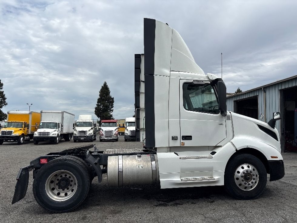 Day Cab Tractor-Heavy Duty Tractors-Volvo-2019-VNL42300-West Sacramento-CA-298,964\n\t\tmiles-$ 35,250 - Image 8