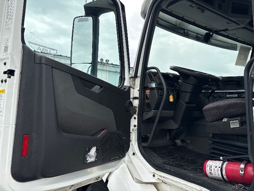 Day Cab Tractor-Heavy Duty Tractors-Volvo-2019-VNL42300-West Sacramento-CA-298,964\n\t\tmiles-$ 35,250 - Image 9
