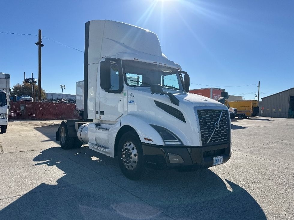 Day Cab Tractor-Heavy Duty Tractors-Volvo-2019-VNL42300-West Sacramento-CA-338,823\n\t\tmiles-$ 34,250 - Image 1