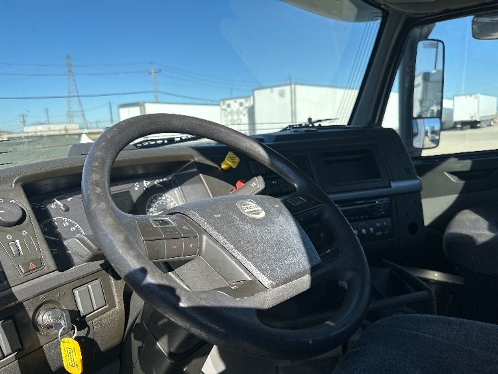 Day Cab Tractor-Heavy Duty Tractors-Volvo-2019-VNL42300-West Sacramento-CA-338,823\n\t\tmiles-$ 34,250 - Image 10