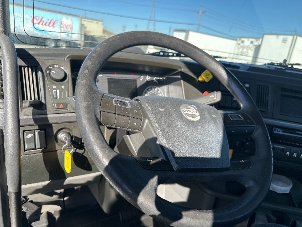 Day Cab Tractor-Heavy Duty Tractors-Volvo-2019-VNL42300-West Sacramento-CA-338,823\n\t\tmiles-$ 34,250 - Image 11