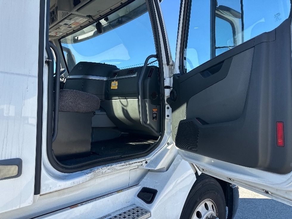 Day Cab Tractor-Heavy Duty Tractors-Volvo-2019-VNL42300-West Sacramento-CA-338,823\n\t\tmiles-$ 34,250 - Image 12