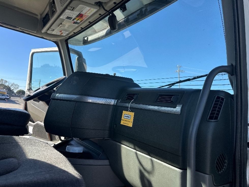 Day Cab Tractor-Heavy Duty Tractors-Volvo-2019-VNL42300-West Sacramento-CA-338,823\n\t\tmiles-$ 34,250 - Image 13