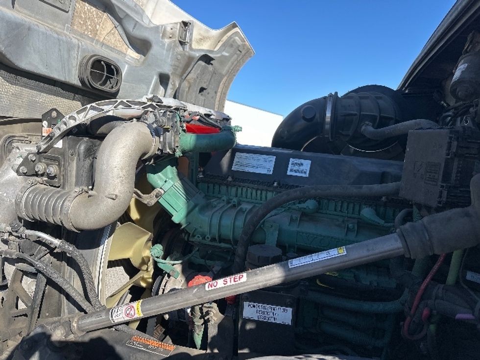 Day Cab Tractor-Heavy Duty Tractors-Volvo-2019-VNL42300-West Sacramento-CA-338,823\n\t\tmiles-$ 34,250 - Image 15