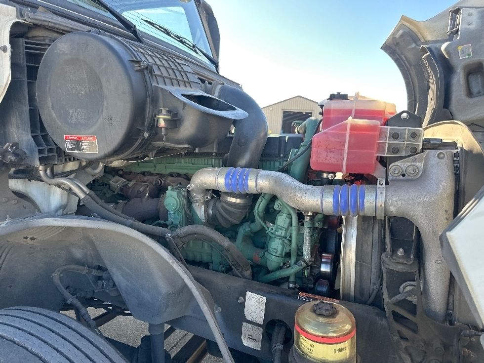Day Cab Tractor-Heavy Duty Tractors-Volvo-2019-VNL42300-West Sacramento-CA-338,823\n\t\tmiles-$ 34,250 - Image 16