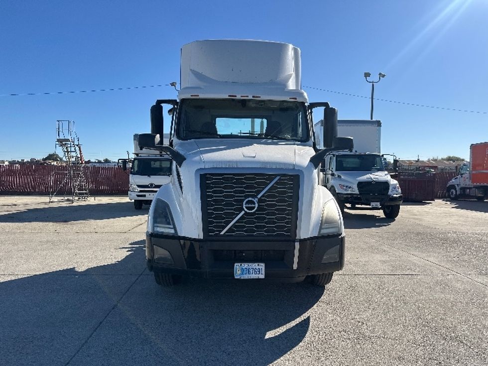 Day Cab Tractor-Heavy Duty Tractors-Volvo-2019-VNL42300-West Sacramento-CA-338,823\n\t\tmiles-$ 34,250 - Image 2