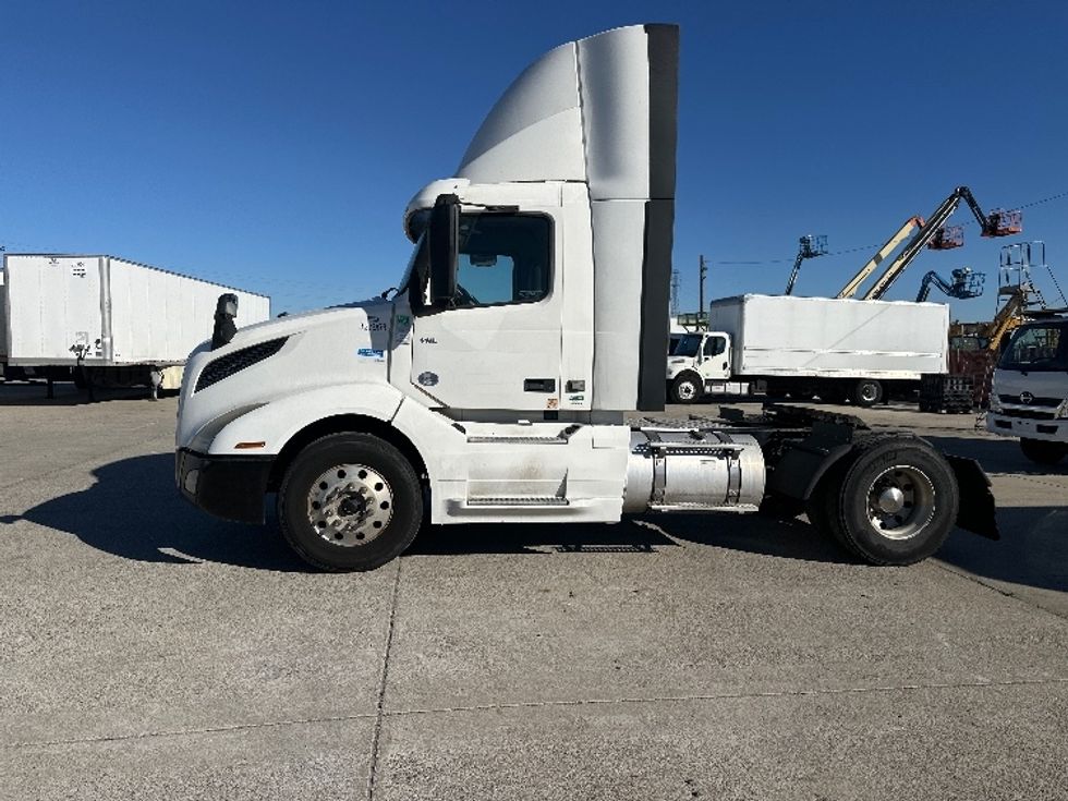 Day Cab Tractor-Heavy Duty Tractors-Volvo-2019-VNL42300-West Sacramento-CA-338,823\n\t\tmiles-$ 34,250 - Image 4