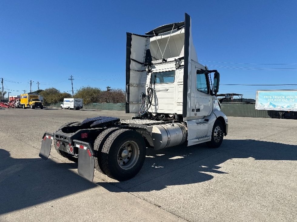 Day Cab Tractor-Heavy Duty Tractors-Volvo-2019-VNL42300-West Sacramento-CA-338,823\n\t\tmiles-$ 34,250 - Image 7