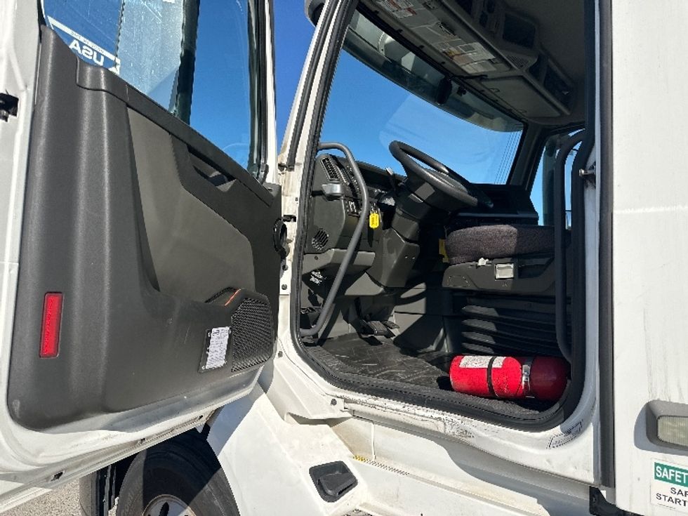 Day Cab Tractor-Heavy Duty Tractors-Volvo-2019-VNL42300-West Sacramento-CA-338,823\n\t\tmiles-$ 34,250 - Image 9