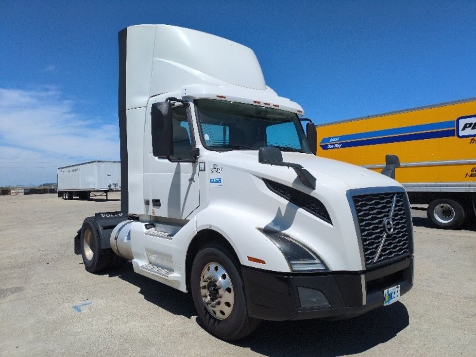 Day Cab Tractor-Heavy Duty Tractors-Volvo-2019-VNL42300-West Sacramento-CA-351,144\n\t\tmiles-$ 32,500 - Image 1