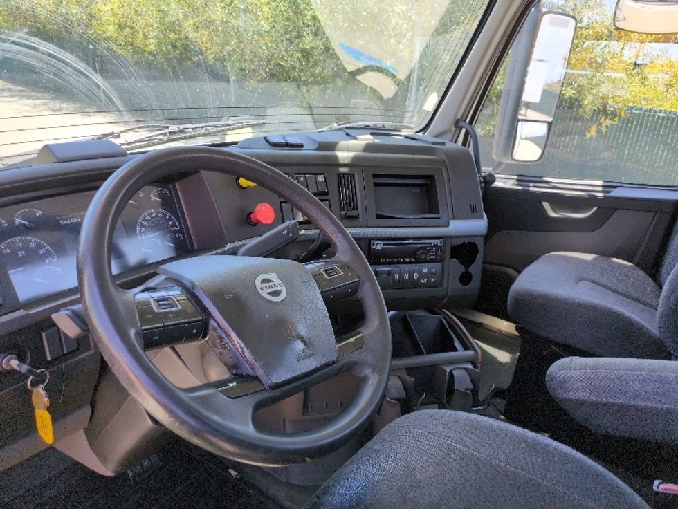 Day Cab Tractor-Heavy Duty Tractors-Volvo-2019-VNL42300-West Sacramento-CA-351,144\n\t\tmiles-$ 32,500 - Image 10