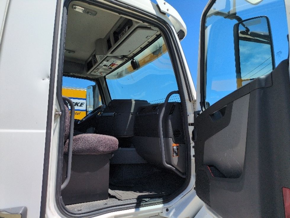 Day Cab Tractor-Heavy Duty Tractors-Volvo-2019-VNL42300-West Sacramento-CA-351,144\n\t\tmiles-$ 32,500 - Image 12