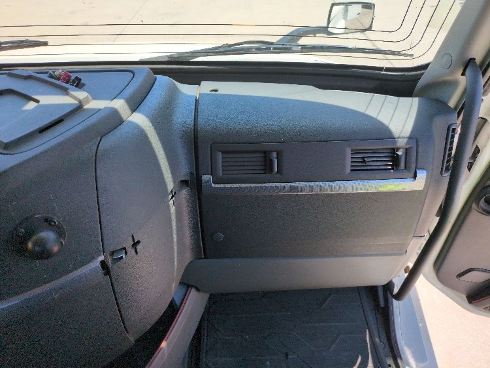 Day Cab Tractor-Heavy Duty Tractors-Volvo-2019-VNL42300-West Sacramento-CA-351,144\n\t\tmiles-$ 32,500 - Image 13