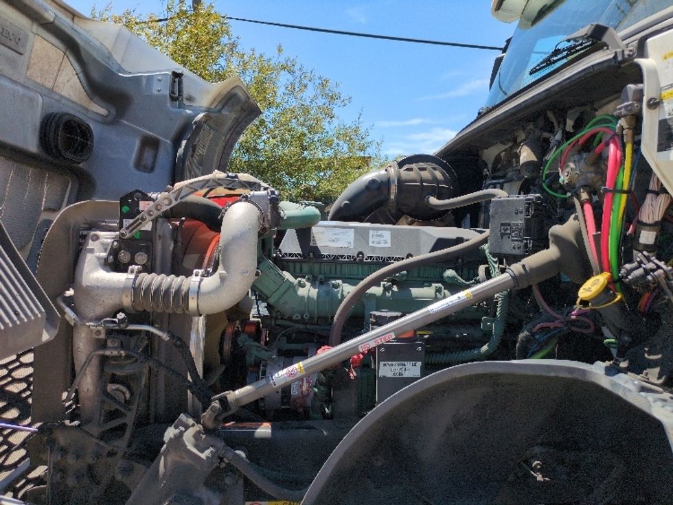 Day Cab Tractor-Heavy Duty Tractors-Volvo-2019-VNL42300-West Sacramento-CA-351,144\n\t\tmiles-$ 32,500 - Image 16