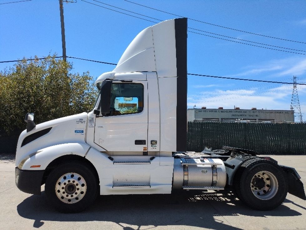 Day Cab Tractor-Heavy Duty Tractors-Volvo-2019-VNL42300-West Sacramento-CA-351,144\n\t\tmiles-$ 32,500 - Image 4