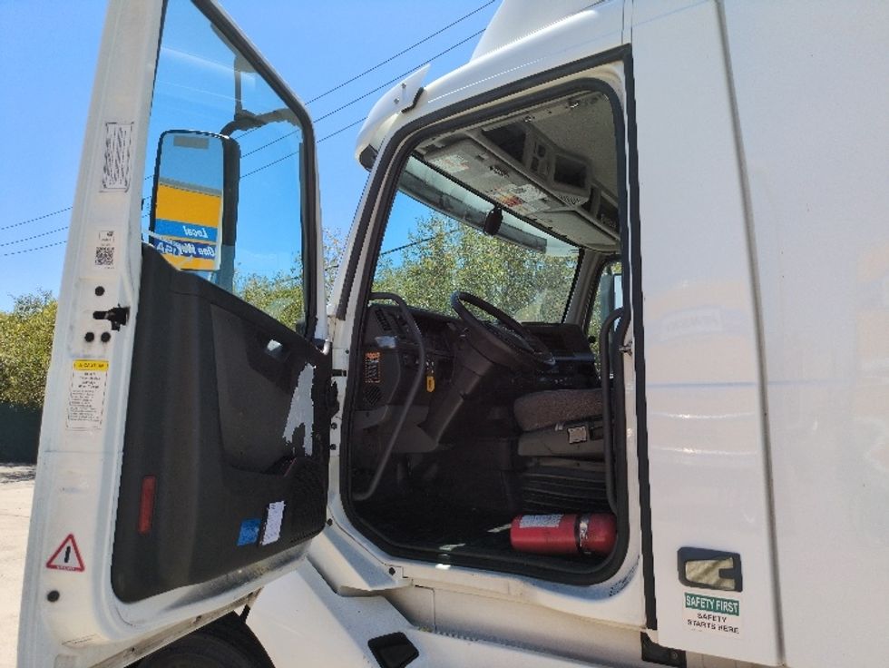 Day Cab Tractor-Heavy Duty Tractors-Volvo-2019-VNL42300-West Sacramento-CA-351,144\n\t\tmiles-$ 32,500 - Image 9