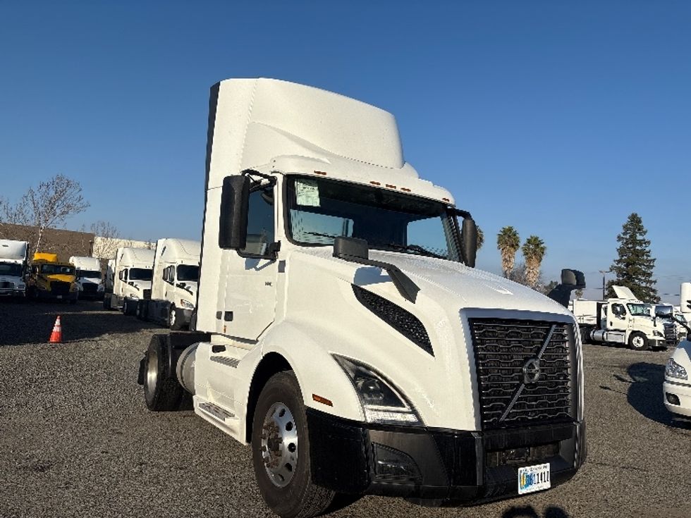 Day Cab Tractor-Heavy Duty Tractors-Volvo-2019-VNL42300-West Sacramento-CA-390,741\n\t\tmiles-$ 35,750 - Image 1