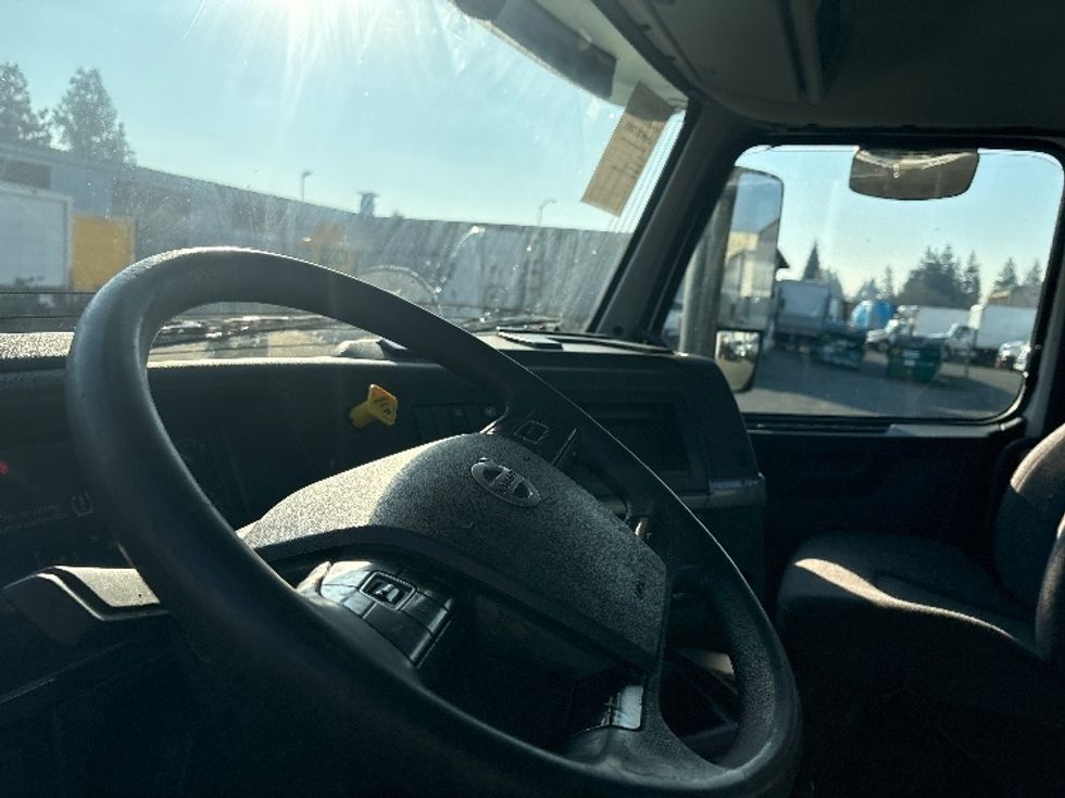 Day Cab Tractor-Heavy Duty Tractors-Volvo-2019-VNL42300-West Sacramento-CA-390,741\n\t\tmiles-$ 35,750 - Image 10