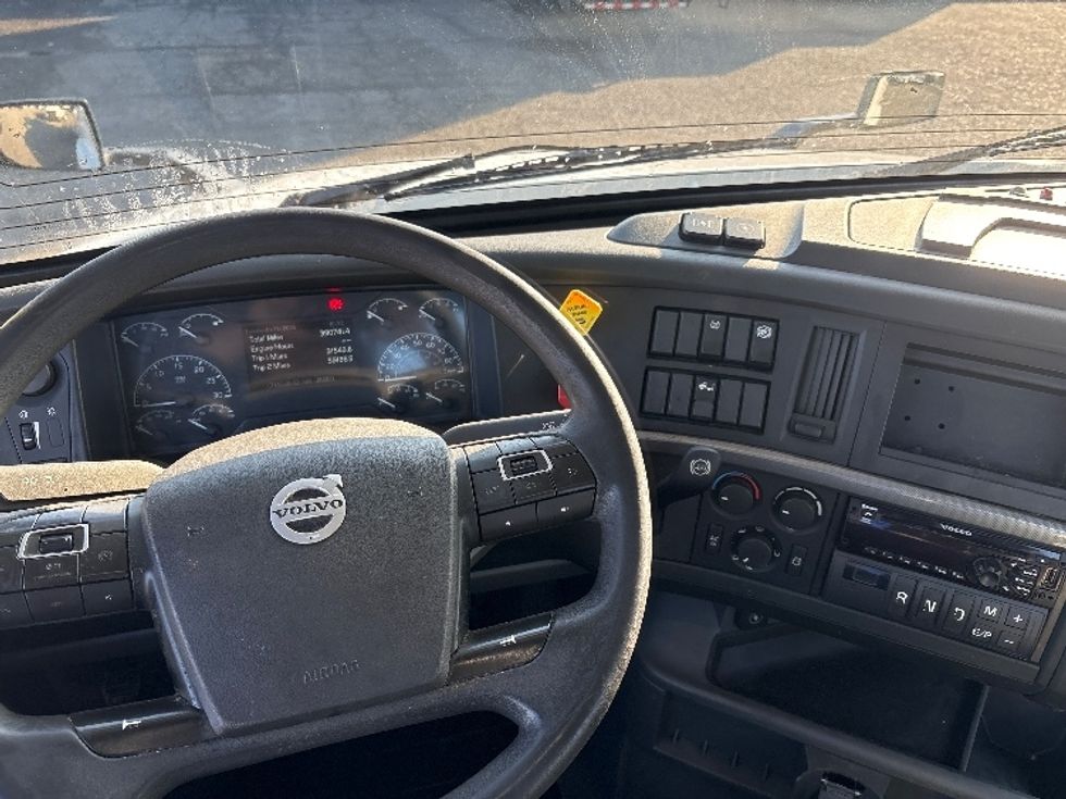 Day Cab Tractor-Heavy Duty Tractors-Volvo-2019-VNL42300-West Sacramento-CA-390,741\n\t\tmiles-$ 35,750 - Image 11