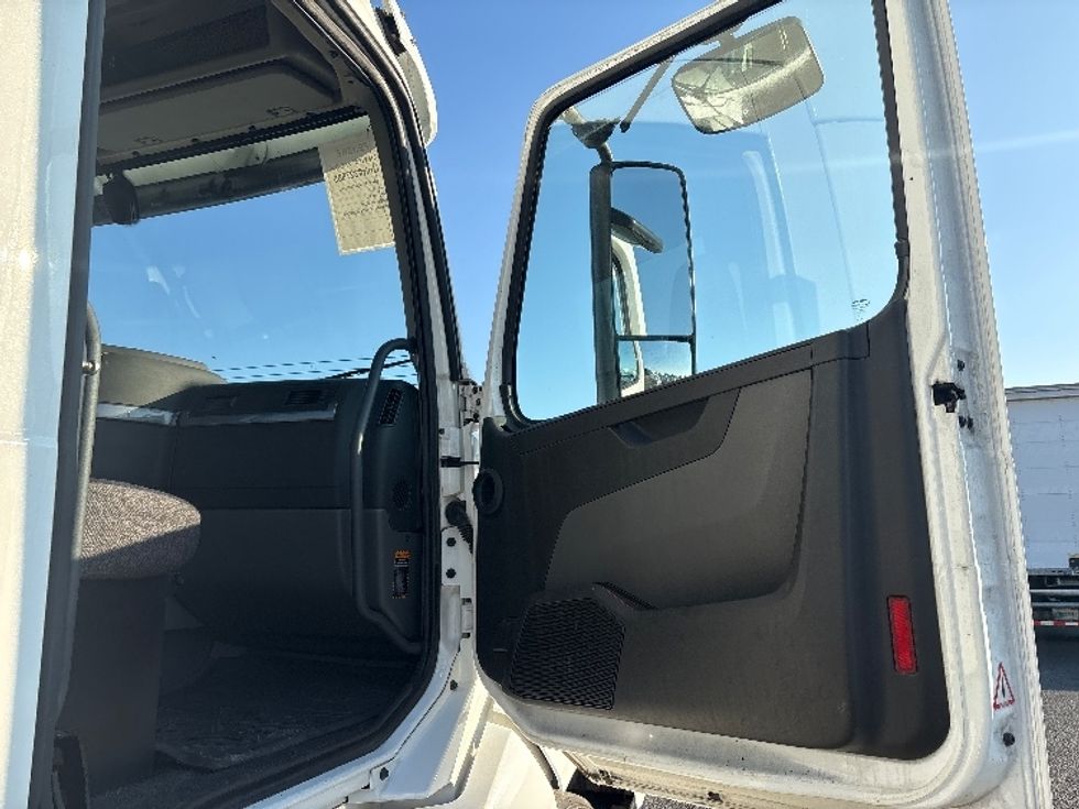 Day Cab Tractor-Heavy Duty Tractors-Volvo-2019-VNL42300-West Sacramento-CA-390,741\n\t\tmiles-$ 35,750 - Image 12
