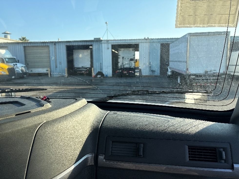 Day Cab Tractor-Heavy Duty Tractors-Volvo-2019-VNL42300-West Sacramento-CA-390,741\n\t\tmiles-$ 35,750 - Image 13