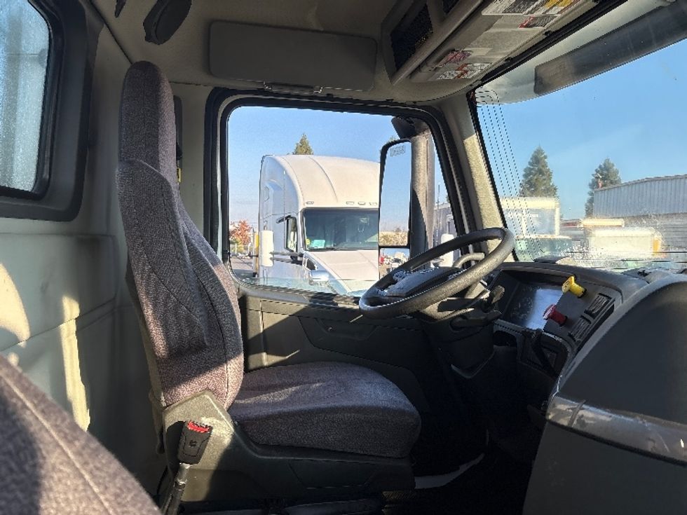 Day Cab Tractor-Heavy Duty Tractors-Volvo-2019-VNL42300-West Sacramento-CA-390,741\n\t\tmiles-$ 35,750 - Image 14