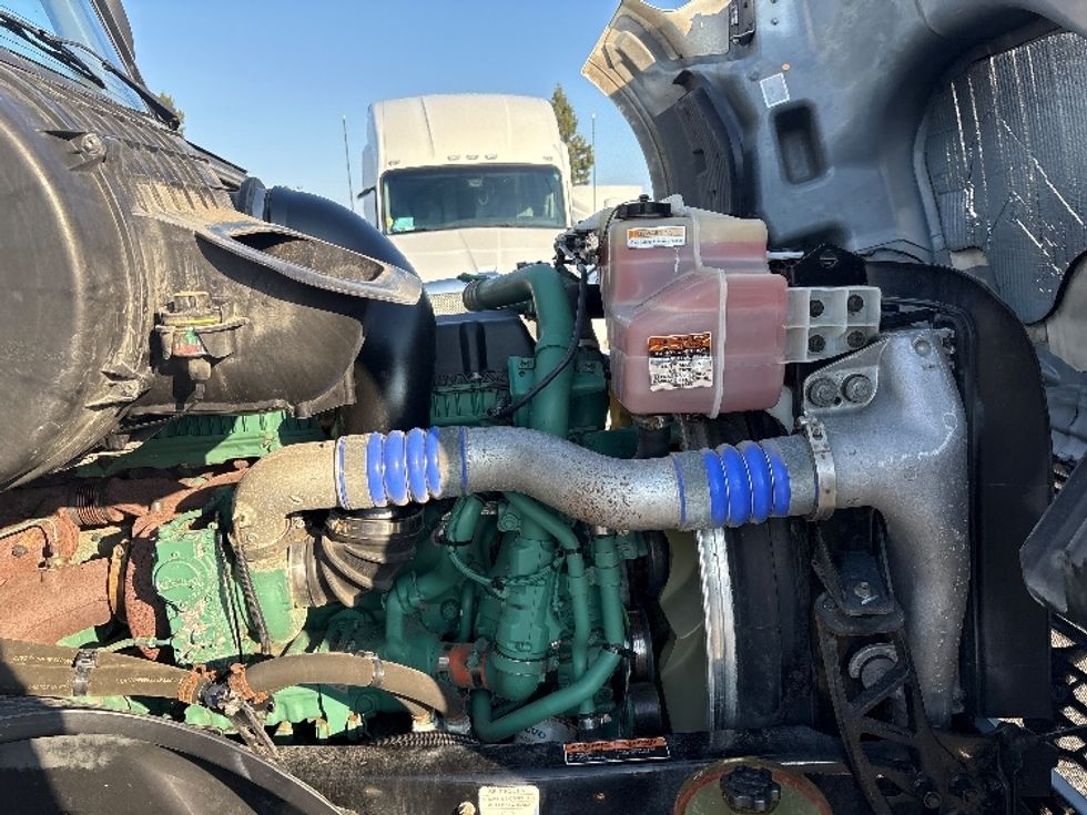 Day Cab Tractor-Heavy Duty Tractors-Volvo-2019-VNL42300-West Sacramento-CA-390,741\n\t\tmiles-$ 35,750 - Image 15