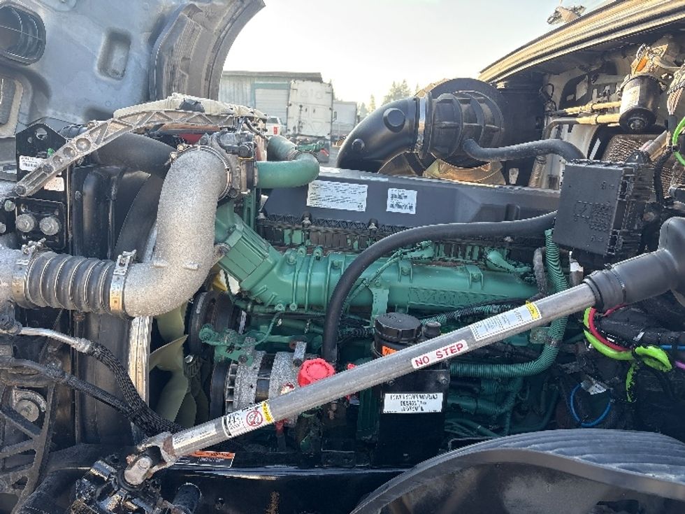 Day Cab Tractor-Heavy Duty Tractors-Volvo-2019-VNL42300-West Sacramento-CA-390,741\n\t\tmiles-$ 35,750 - Image 16