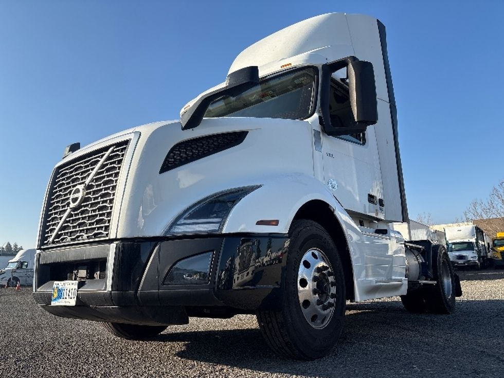 Day Cab Tractor-Heavy Duty Tractors-Volvo-2019-VNL42300-West Sacramento-CA-390,741\n\t\tmiles-$ 35,750 - Image 17