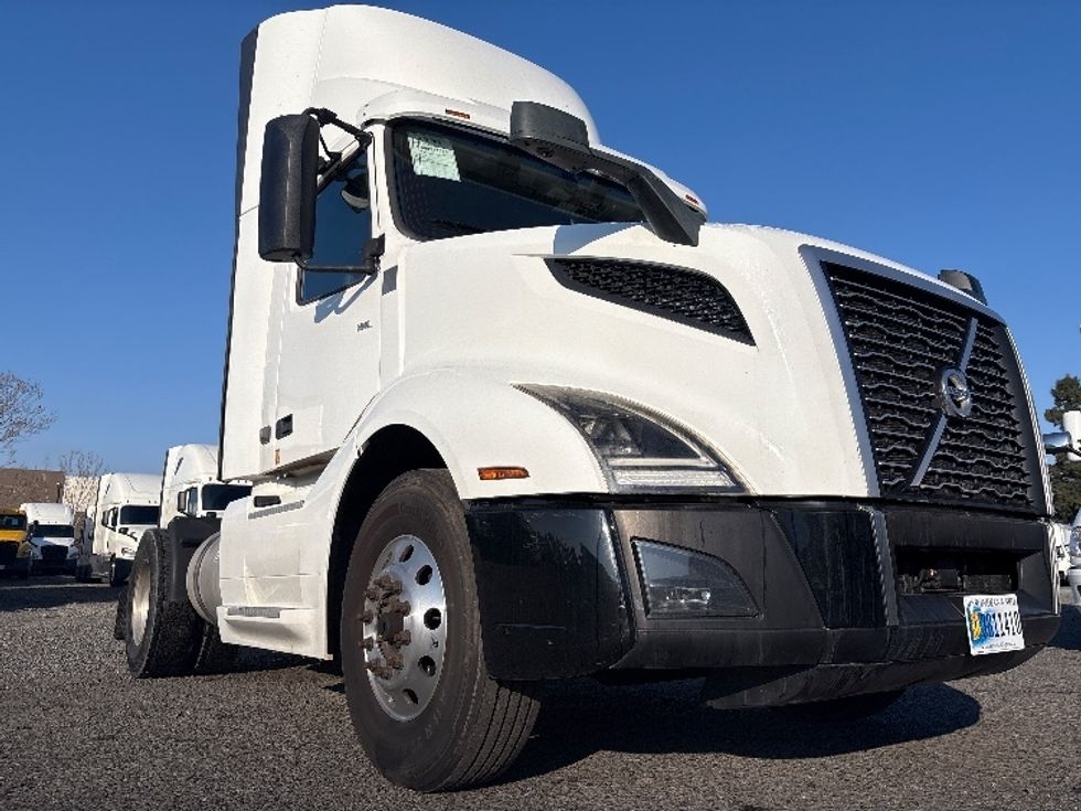 Day Cab Tractor-Heavy Duty Tractors-Volvo-2019-VNL42300-West Sacramento-CA-390,741\n\t\tmiles-$ 35,750 - Image 18