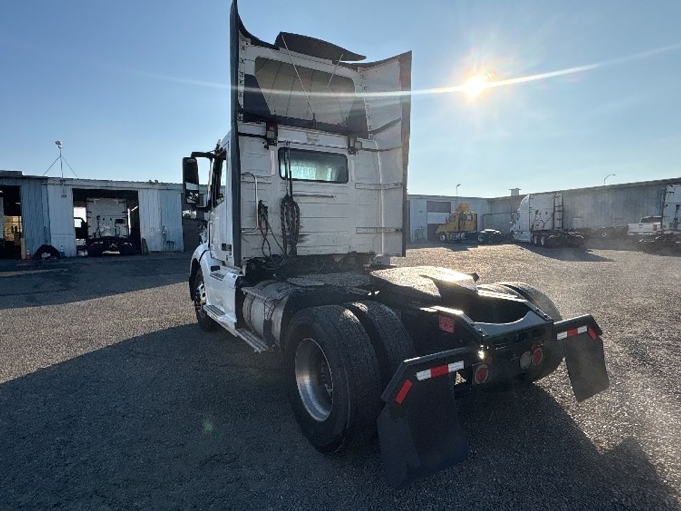 Day Cab Tractor-Heavy Duty Tractors-Volvo-2019-VNL42300-West Sacramento-CA-390,741\n\t\tmiles-$ 35,750 - Image 5
