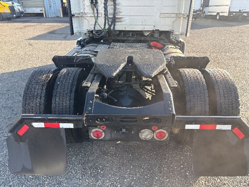 Day Cab Tractor-Heavy Duty Tractors-Volvo-2019-VNL42300-West Sacramento-CA-390,741\n\t\tmiles-$ 35,750 - Image 6