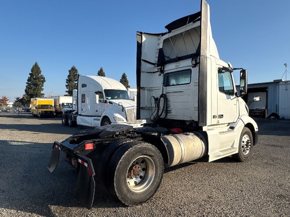 Day Cab Tractor-Heavy Duty Tractors-Volvo-2019-VNL42300-West Sacramento-CA-390,741\n\t\tmiles-$ 35,750 - Image 7
