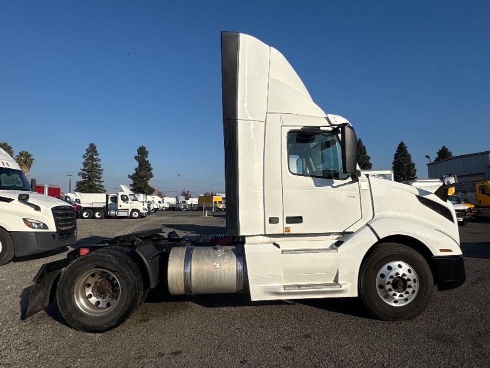 Day Cab Tractor-Heavy Duty Tractors-Volvo-2019-VNL42300-West Sacramento-CA-390,741\n\t\tmiles-$ 35,750 - Image 8