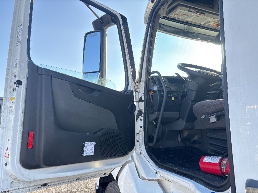 Day Cab Tractor-Heavy Duty Tractors-Volvo-2019-VNL42300-West Sacramento-CA-390,741\n\t\tmiles-$ 35,750 - Image 9