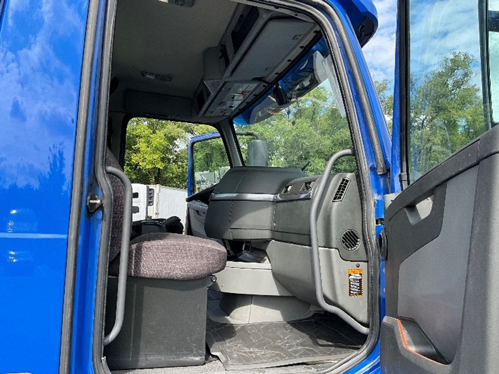 Day Cab Tractor-Heavy Duty Tractors-Volvo-2019-VNL62300-Indianapolis-IN-652,642\n\t\tmiles-$ 18,000 - Image 12