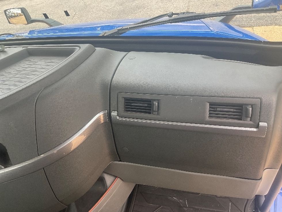 Day Cab Tractor-Heavy Duty Tractors-Volvo-2019-VNL62300-Memphis-TN-718,383\n\t\tmiles-$ 25,250 - Image 13