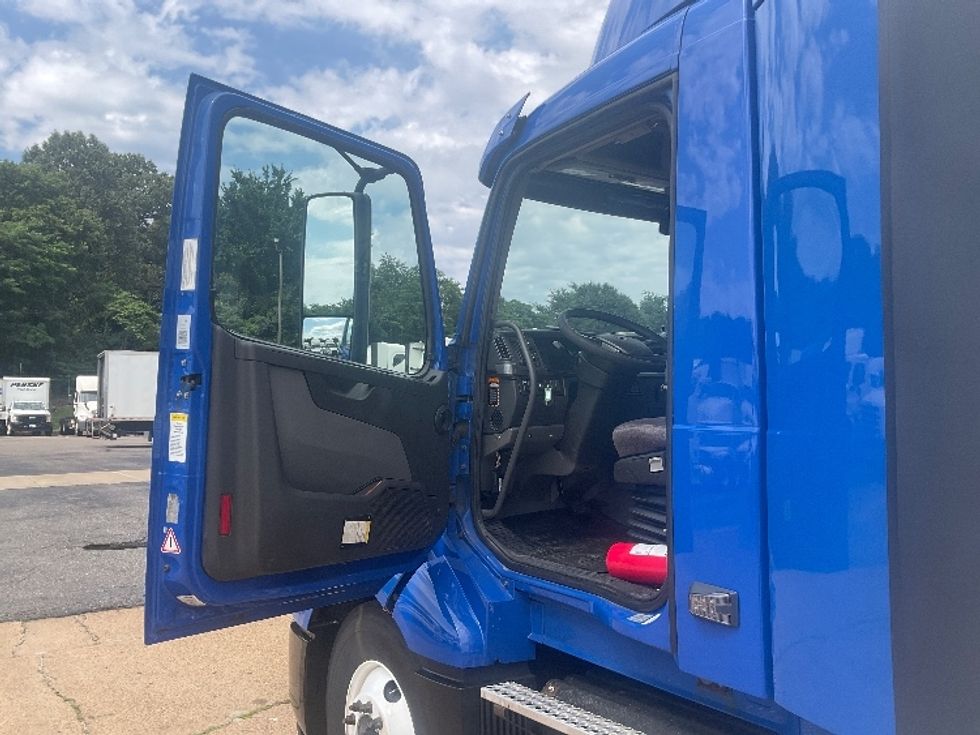 Day Cab Tractor-Heavy Duty Tractors-Volvo-2019-VNL62300-Memphis-TN-718,383\n\t\tmiles-$ 25,250 - Image 9