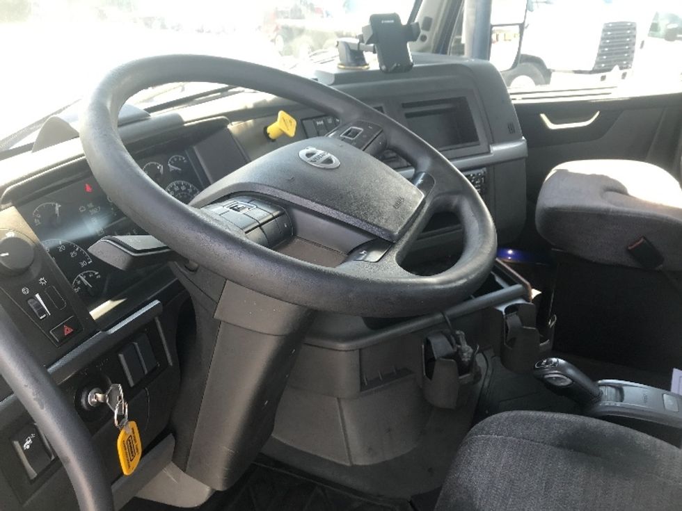 Day Cab Tractor-Heavy Duty Tractors-Volvo-2019-VNL62300-Prince George-VA-783,692\n\t\tmiles-$ 24,500 - Image 10