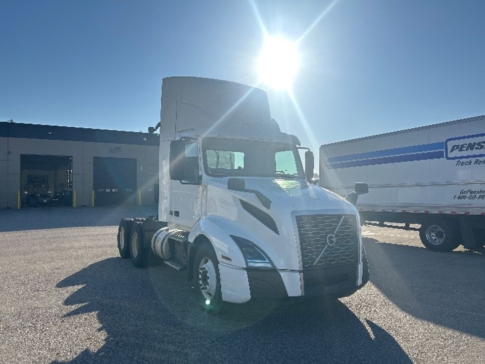 Day Cab Tractor-Heavy Duty Tractors-Volvo-2019-VNL64T300-Abbotsford-BC-237,367\n\t\tkm-$ 77,000 - Image 1