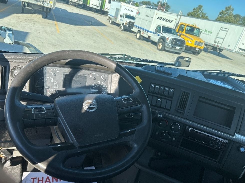 Day Cab Tractor-Heavy Duty Tractors-Volvo-2019-VNL64T300-Abbotsford-BC-237,367\n\t\tkm-$ 77,000 - Image 11
