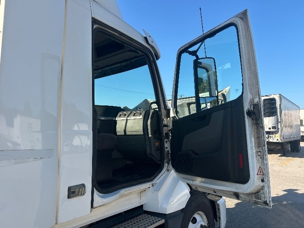 Day Cab Tractor-Heavy Duty Tractors-Volvo-2019-VNL64T300-Abbotsford-BC-237,367\n\t\tkm-$ 77,000 - Image 12