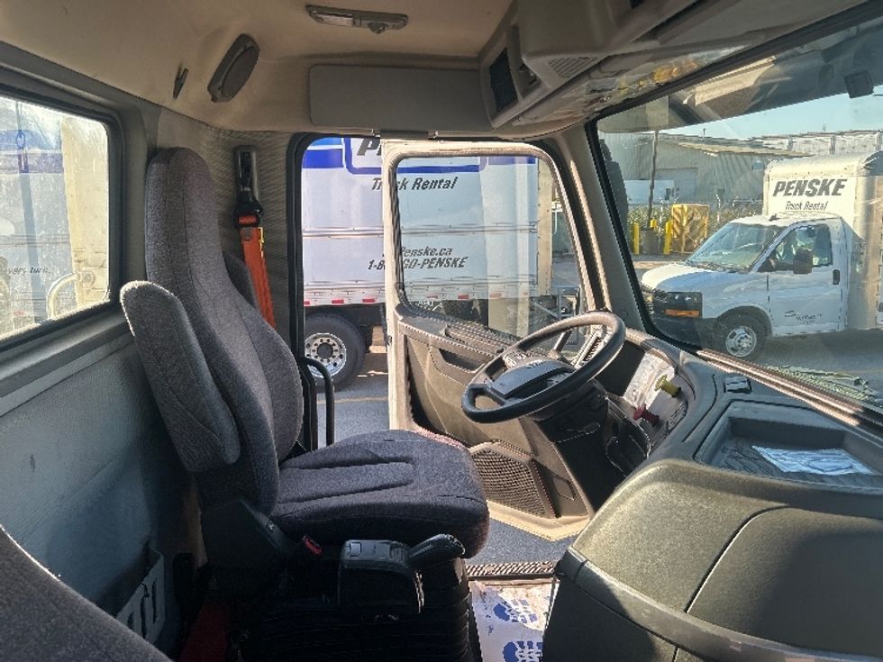 Day Cab Tractor-Heavy Duty Tractors-Volvo-2019-VNL64T300-Abbotsford-BC-237,367\n\t\tkm-$ 77,000 - Image 14