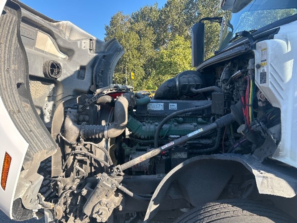 Day Cab Tractor-Heavy Duty Tractors-Volvo-2019-VNL64T300-Abbotsford-BC-237,367\n\t\tkm-$ 77,000 - Image 16