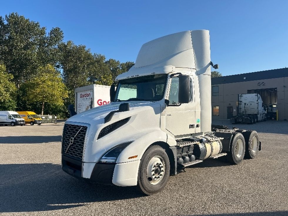 Day Cab Tractor-Heavy Duty Tractors-Volvo-2019-VNL64T300-Abbotsford-BC-237,367\n\t\tkm-$ 77,000 - Image 3