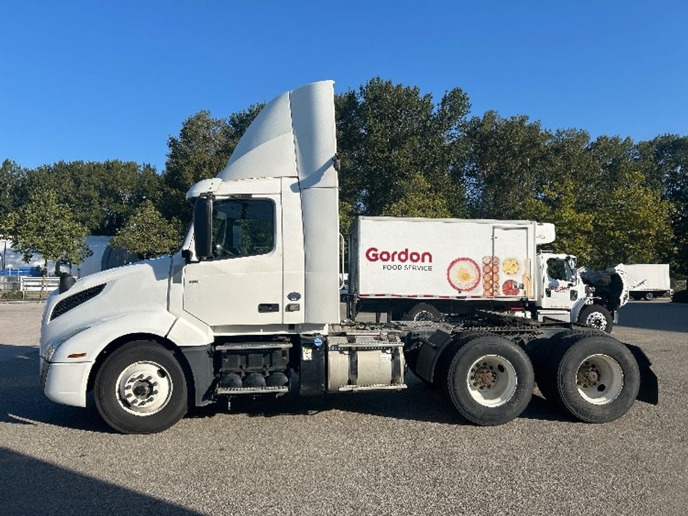Day Cab Tractor-Heavy Duty Tractors-Volvo-2019-VNL64T300-Abbotsford-BC-237,367\n\t\tkm-$ 77,000 - Image 4
